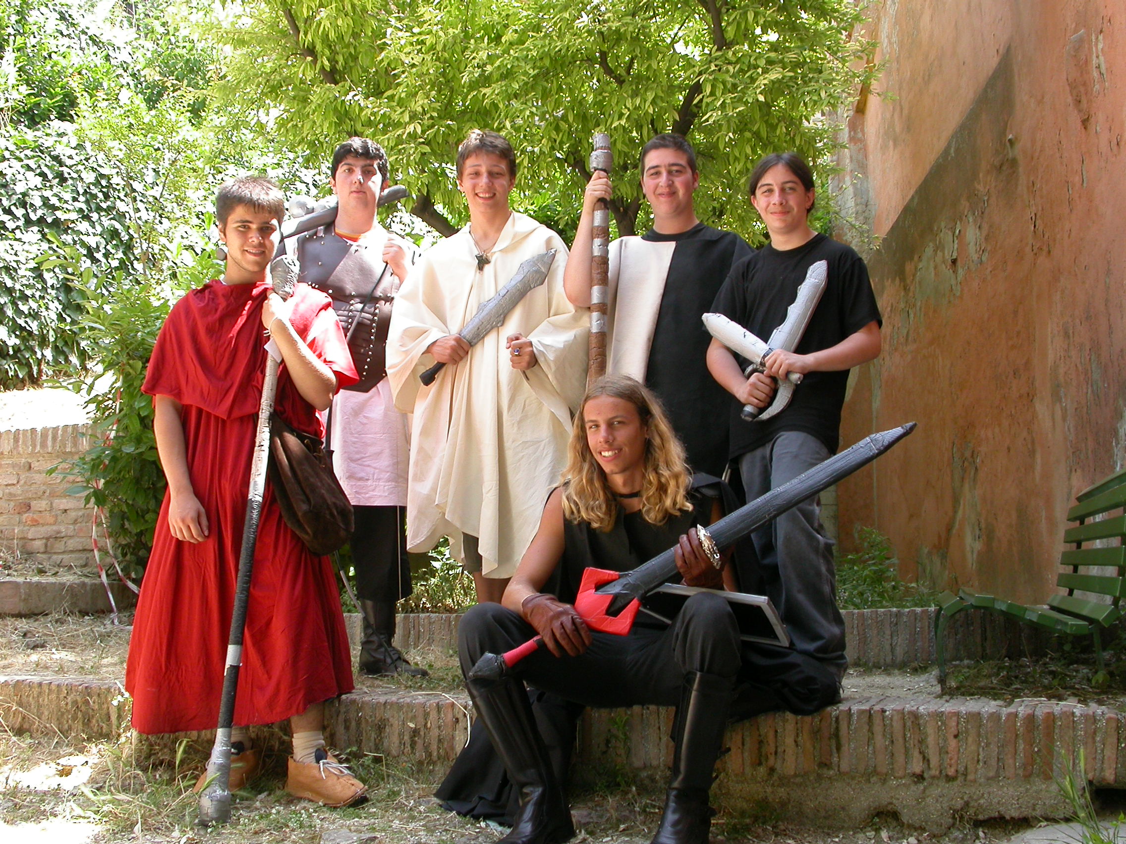 Evento LARP con partecipanti in costume medievale